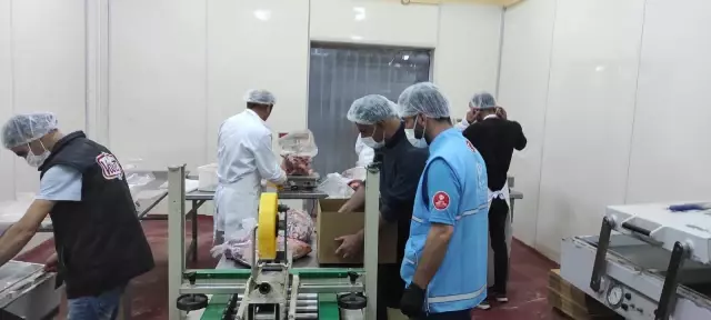 TDV, Van'da ihtiyaç sahiplerine kurban eti ulaştırdı