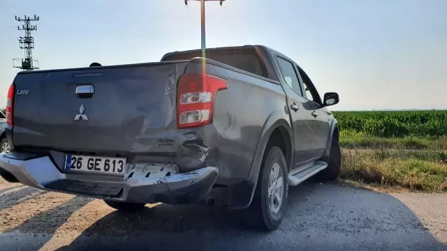 Tescilsiz motosiklet kamyonete çarptı: 1'i ağır 2 yaralı