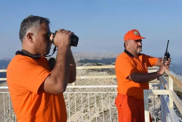 TOROSLARIN ZİRVESİNDE 24 SAAT 'DUMAN' NÖBETİ TOROSLARIN ZİRVESİNDE 24 SAAT 'DUMAN' NÖBETİ