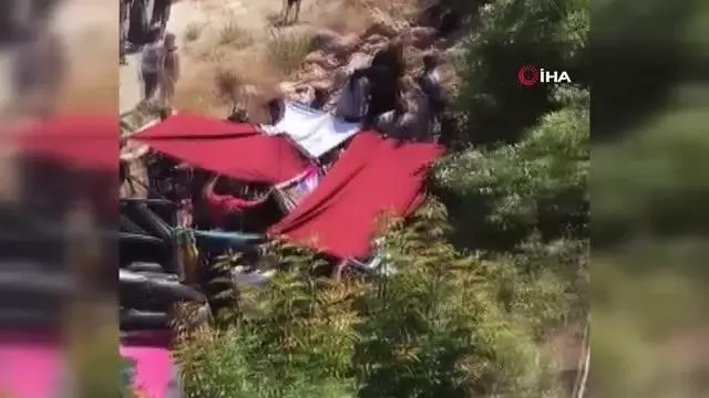 Turistleri taşıyan safari aracı devrildi: 1 ölü, 9 yaralı Turistleri taşıyan safari aracı devrildi: 1 ölü, 9 yaralı