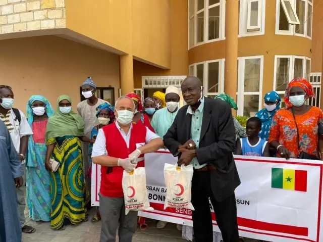 Türk Kızılay Senegal'de ihtiyaç sahiplerine kurban eti ulaştırdı Türk Kızılay Senegal'de ihtiyaç sahiplerine kurban eti ulaştırdı