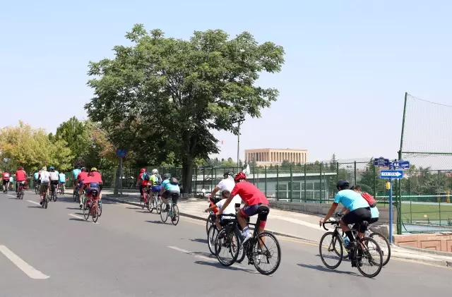 Son dakika haberi: Türk ve Kazak bisikletçiler Anıtkabir'e pedal çevirdi