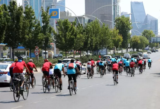 Son dakika haberi: Türk ve Kazak bisikletçiler Anıtkabir'e pedal çevirdi