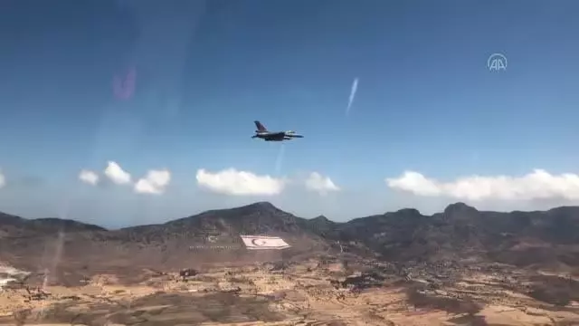 Türk Yıldızları, KKTC'de gösteri/selamlama uçuşu gerçekleştirdi Türk Yıldızları, KKTC'de gösteri/selamlama uçuşu gerçekleştirdi