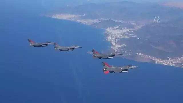 Türk Yıldızları, KKTC'de gösteri/selamlama uçuşu gerçekleştirdi
