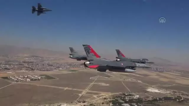 Türk Yıldızları, KKTC'de gösteri/selamlama uçuşu gerçekleştirdi
