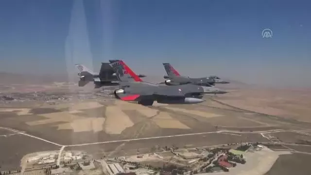 Türk Yıldızları, KKTC'de gösteri/selamlama uçuşu gerçekleştirdi
