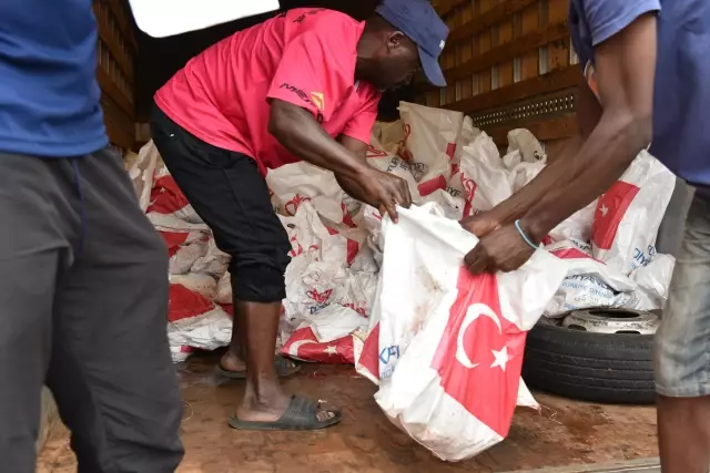 Türkiye Diyanet Vakfı Kamerun'da binlerce aileye kurban yardımı yaptı