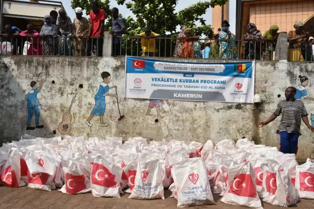 Türkiye Diyanet Vakfı Kamerun'da binlerce aileye kurban yardımı yaptı