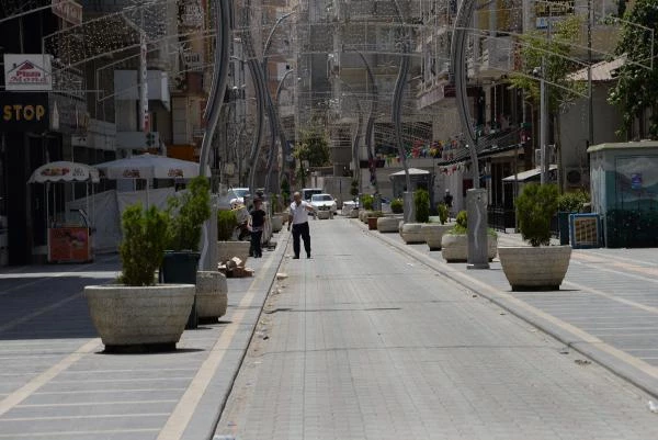 49 dereceyle Türkiye'nin sıcaklık rekorunun kırıldığı Cizre'de sokaklar bomboş kaldı