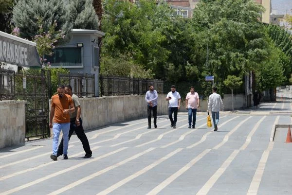 49 dereceyle Türkiye'nin sıcaklık rekorunun kırıldığı Cizre'de sokaklar bomboş kaldı