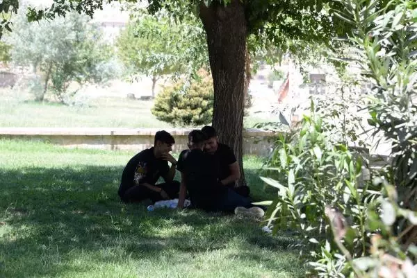 49 dereceyle Türkiye'nin sıcaklık rekorunun kırıldığı Cizre'de sokaklar bomboş kaldı 49 dereceyle Türkiye'nin sıcaklık rekorunun kırıldığı Cizre'de sokaklar bomboş kaldı
