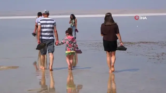 Son dakika haberleri! Tuz Gölü'nde yürüme turizmi bayramda da sahillerdeki yoğunluğu aratmadı Son dakika haberleri! Tuz Gölü'nde yürüme turizmi bayramda da sahillerdeki yoğunluğu aratmadı
