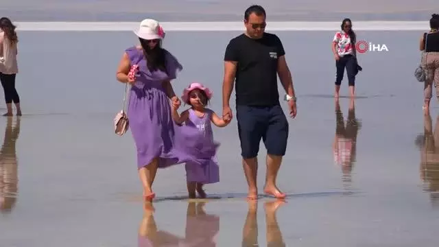Son dakika haberleri! Tuz Gölü'nde yürüme turizmi bayramda da sahillerdeki yoğunluğu aratmadı