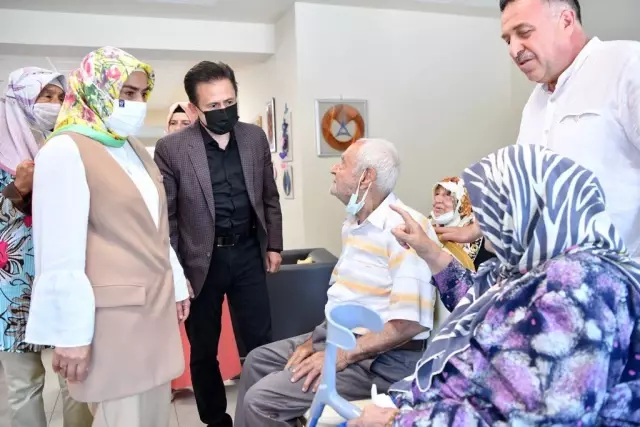 Tuzla'da 65 yaş üstü büyüklerin elleri öpüldü duaları alındı