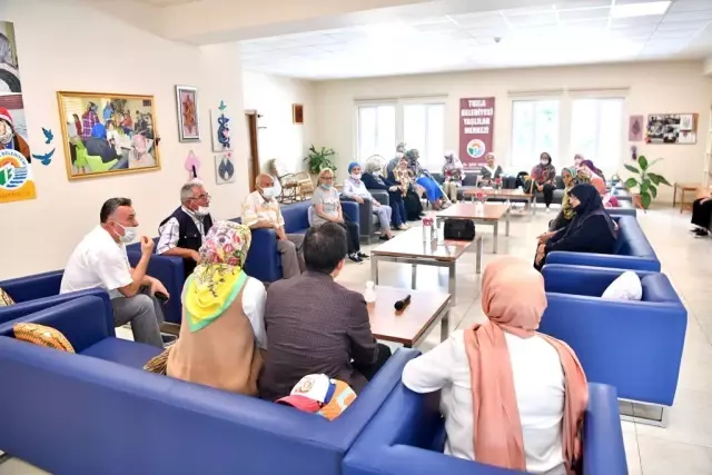 Tuzla'da 65 yaş üstü büyüklerin elleri öpüldü duaları alındı