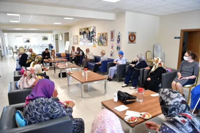 Tuzla'da 65 yaş üstü büyüklerin elleri öpüldü duaları alındı