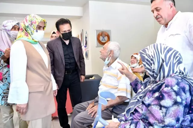 Tuzla'da 65 yaş üstü büyüklerin elleri öpüldü duaları alındı