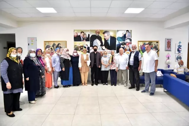 Tuzla'da 65 yaş üstü büyüklerin elleri öpüldü duaları alındı