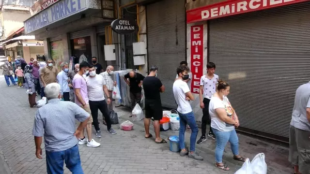 Ücretsiz olunca metrelerce kuyruk oluştu Ücretsiz olunca metrelerce kuyruk oluştu