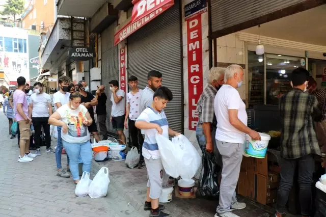 Ücretsiz olunca metrelerce kuyruk oluştu