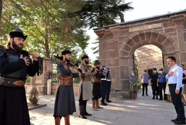 Vali Şentürk'ten Ertuğrul Gazi Türbesi'ne veda ziyareti