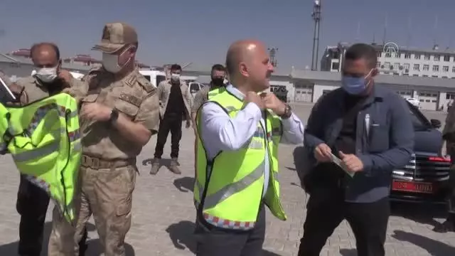 Vali Varol, helikopterle Ağrı-İran kara yolunda bayram trafiğini denetledi Vali Varol, helikopterle Ağrı-İran kara yolunda bayram trafiğini denetledi