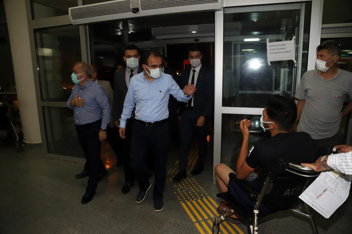 Valimiz Abdullah AYAZ, Devlet Hastanesi Acilindeki Vatandaşlar ve Mesai Yapan Diğer Kamu Personelleriyle Bayramlaştı