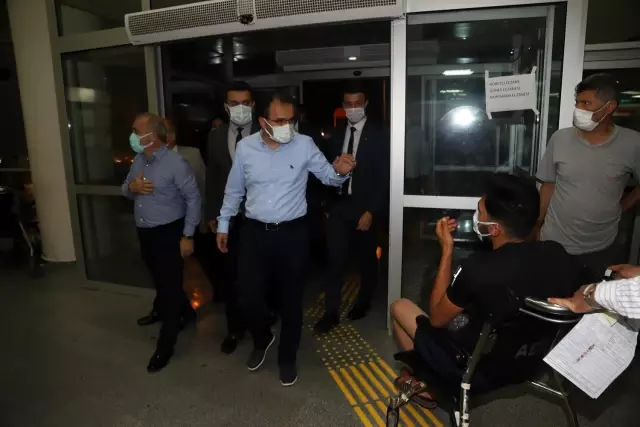 Valimiz Abdullah AYAZ, Devlet Hastanesi Acilindeki Vatandaşlar ve Mesai Yapan Diğer Kamu Personelleriyle Bayramlaştı Valimiz Abdullah AYAZ, Devlet Hastanesi Acilindeki Vatandaşlar ve Mesai Yapan Diğer Kamu Personelleriyle Bayramlaştı