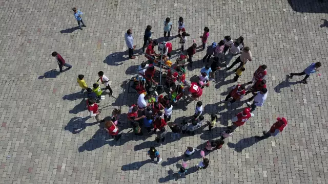 Kızılay gönüllülerinden çocuklara atlı karınca sürprizi