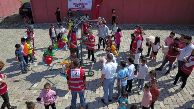 Kızılay gönüllülerinden çocuklara atlı karınca sürprizi