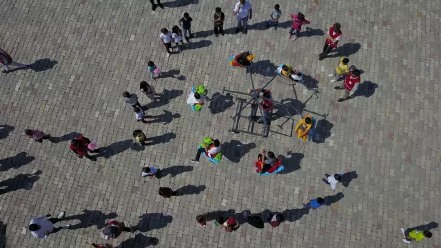 Kızılay gönüllülerinden çocuklara atlı karınca sürprizi