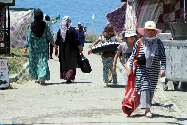 VAN GÖLÜ'NÜN MAVİ BAYRAKLI PLAJINA YOĞUN İLGİ