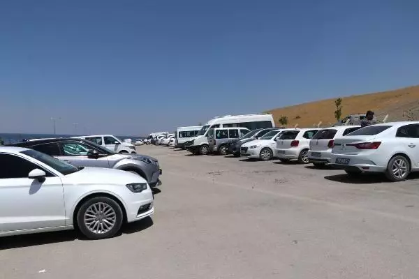 VAN GÖLÜ'NÜN MAVİ BAYRAKLI PLAJINA YOĞUN İLGİ