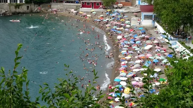 Vatandaşlar bayramda sahillere akın etti Vatandaşlar bayramda sahillere akın etti