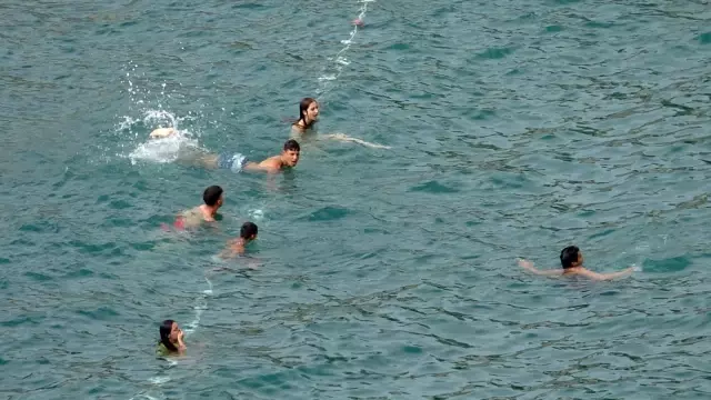 Vatandaşlar bayramda sahillere akın etti