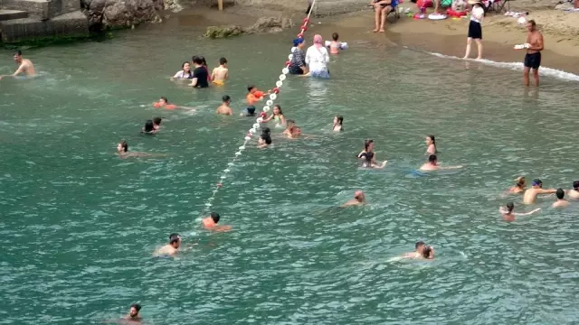 Vatandaşlar bayramda sahillere akın etti