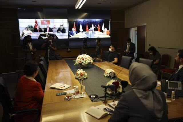 Videokonferans yöntemiyle bayramlaşan AK Parti ve CHP'den vatandaşa ortak çağrı: Aşı olun Videokonferans yöntemiyle bayramlaşan AK Parti ve CHP'den vatandaşa ortak çağrı: Aşı olun