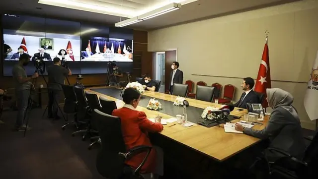 Videokonferans yöntemiyle bayramlaşan AK Parti ve CHP'den vatandaşa ortak çağrı: Aşı olun Videokonferans yöntemiyle bayramlaşan AK Parti ve CHP'den vatandaşa ortak çağrı: Aşı olun