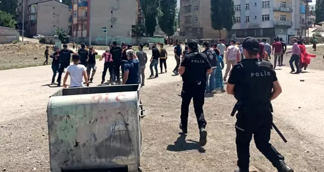 Yabancı uyruklu çocukların taş oyunu bıçaklı, taşlı kavgaya döndü: 2 yaralı, 7 gözaltı Yabancı uyruklu çocukların taş oyunu bıçaklı, taşlı kavgaya döndü: 2 yaralı, 7 gözaltı