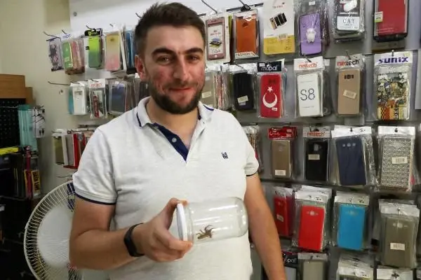 YAKALAYIP, KAVANOZA KOYDUĞU 'SARIKIZ' ÖRÜMCEĞİNE İŞ YERİNDE BAKIYOR