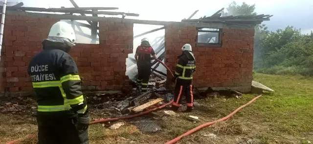 Yanan samanlık güçlükle söndürüldü