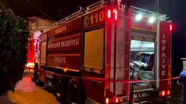 Yangın çıkan ahşap ev kullanılamaz hale geldi