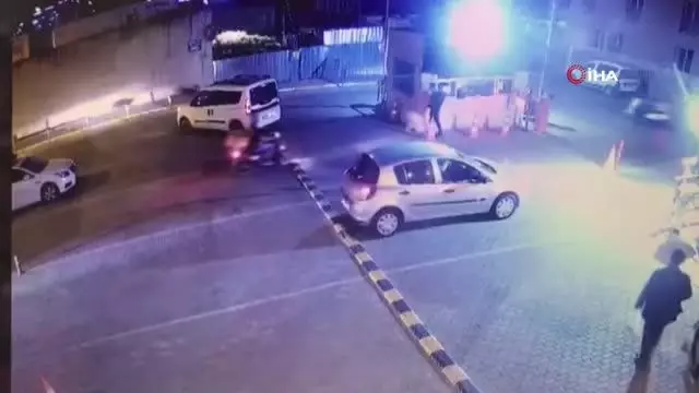 Yatan köpeğin üzerinden otomobil ile böyle geçti Yatan köpeğin üzerinden otomobil ile böyle geçti