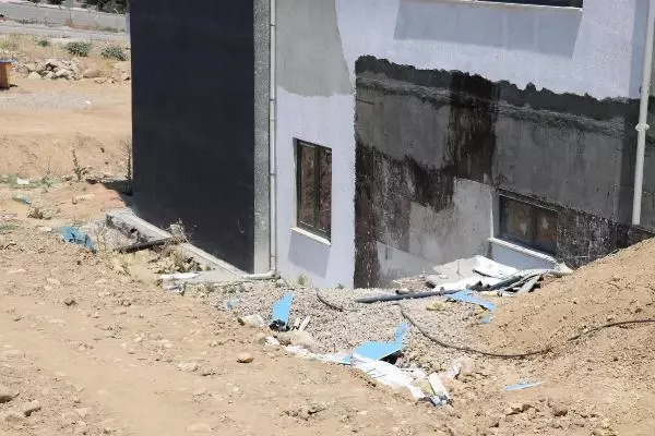 YOL KENARINDAKİ İNŞAAT ALANINDA ÖLÜ BULUNDU