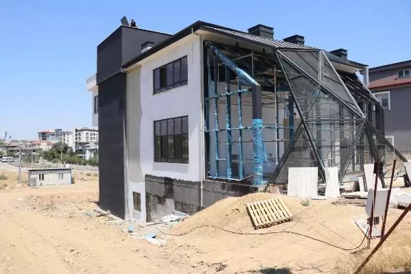 YOL KENARINDAKİ İNŞAAT ALANINDA ÖLÜ BULUNDU