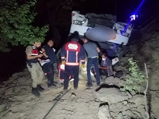 Yolcu otobüsü devrildi, göçmenler kaza yerinden kaçtı Yolcu otobüsü devrildi, göçmenler kaza yerinden kaçtı