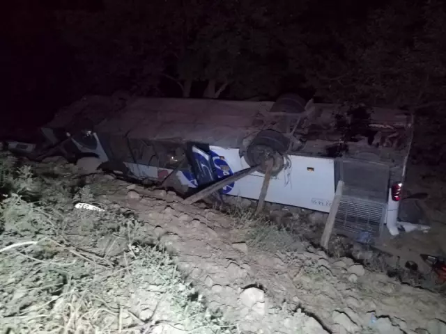 Yolcu otobüsü devrildi, göçmenler kaza yerinden kaçtı