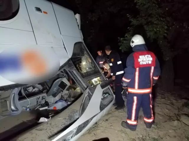 Yolcu otobüsü devrildi, göçmenler kaza yerinden kaçtı