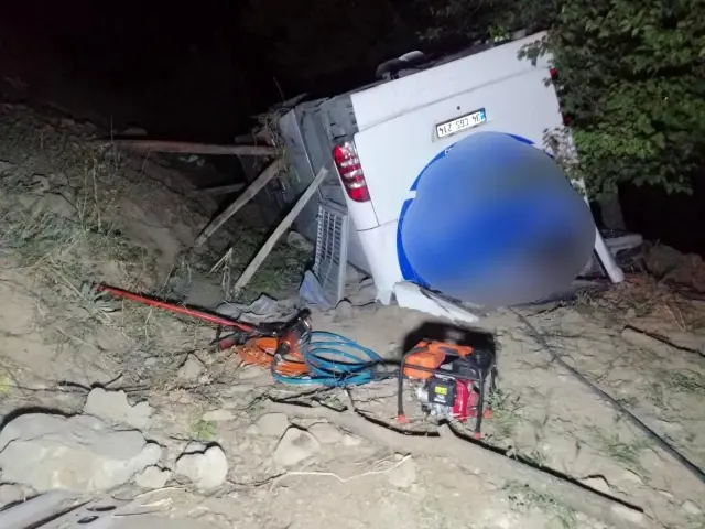 Yolcu otobüsü devrildi, göçmenler kaza yerinden kaçtı